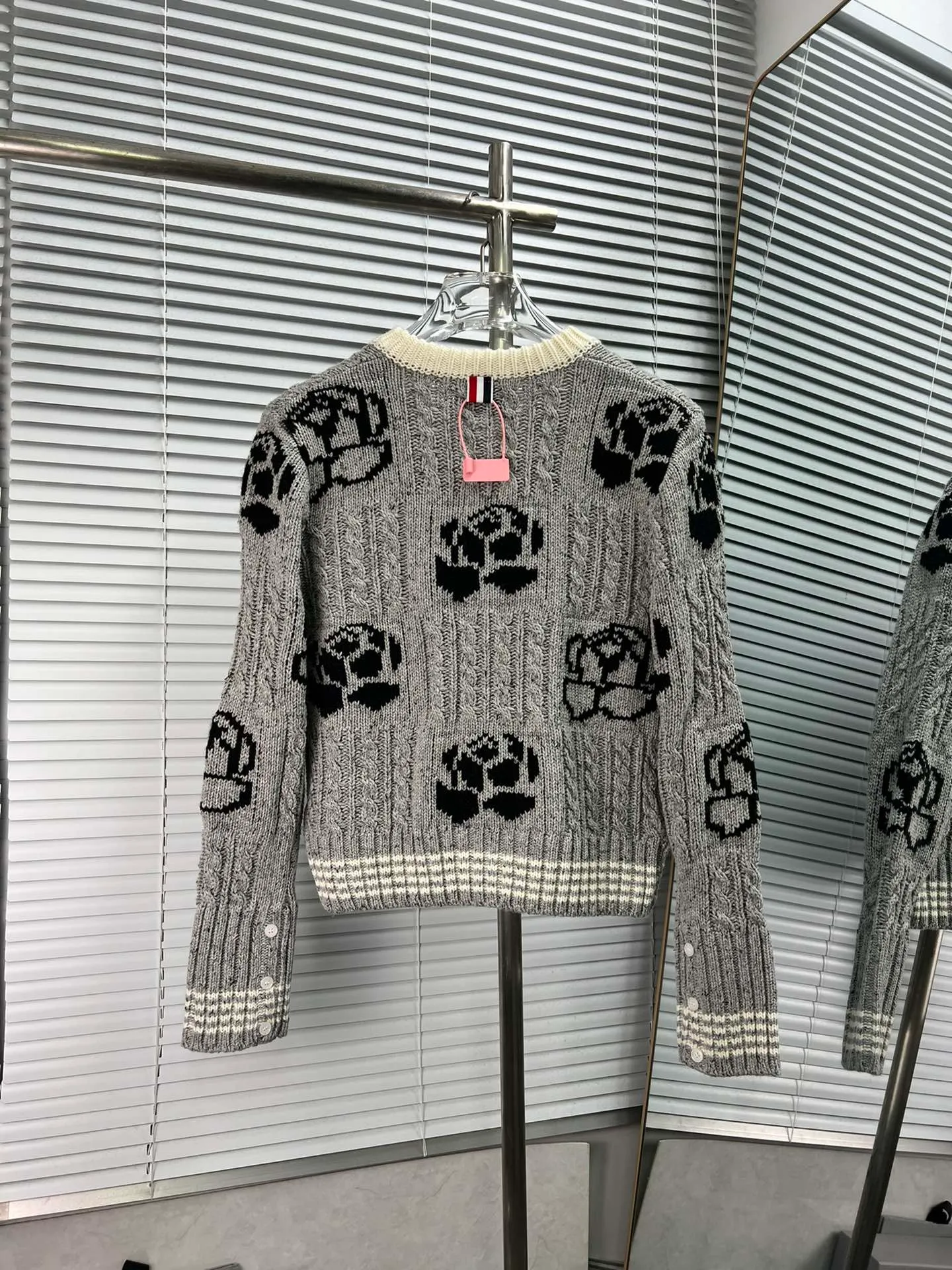 THOM BROWNE New Arrival 𝐃𝐞𝐭𝐚𝐢𝐥 ： TB ， ， ， ， ooookkkkkk ， ， ， ， T look jue 📍𝐂𝐨𝐥𝐨𝐮𝐫 ： 🆚Gray 📍𝐒𝐢𝐳𝐞Size：0.1.2 (S.M.L)